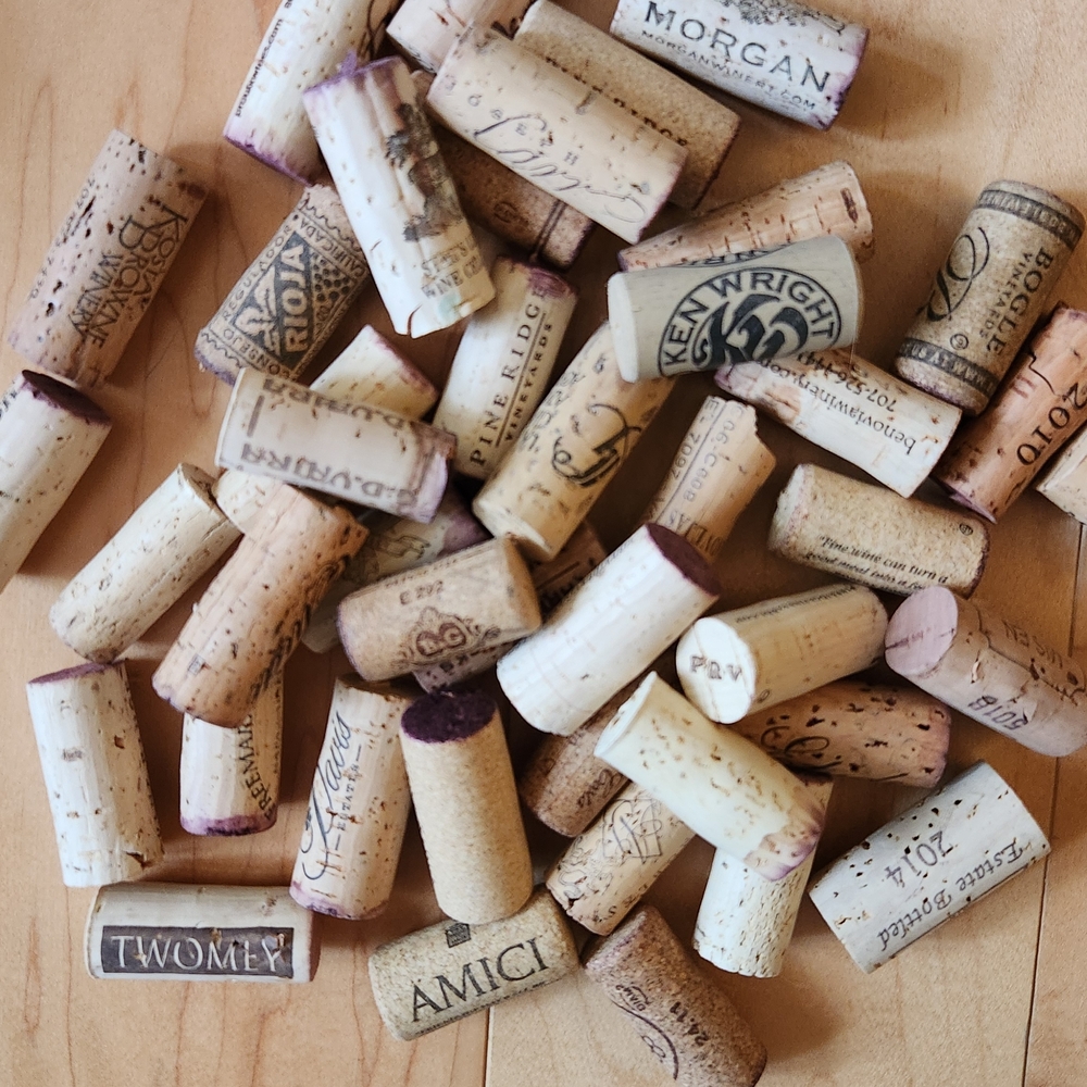 Collection 200+ of assorted wine corks. Perfect for crafts and decor Wineries